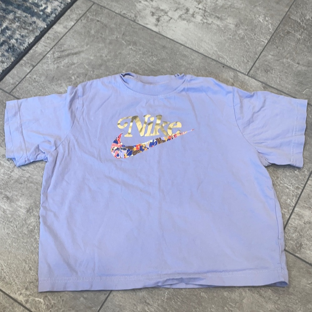 Girls Nike short sleeve tee size M